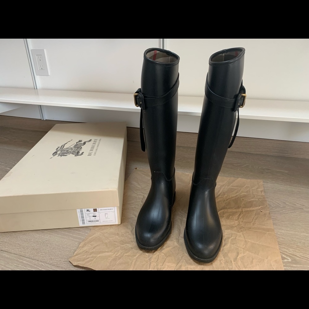 Burberry Riding Rainboot with Belt - Picture 2 of 7